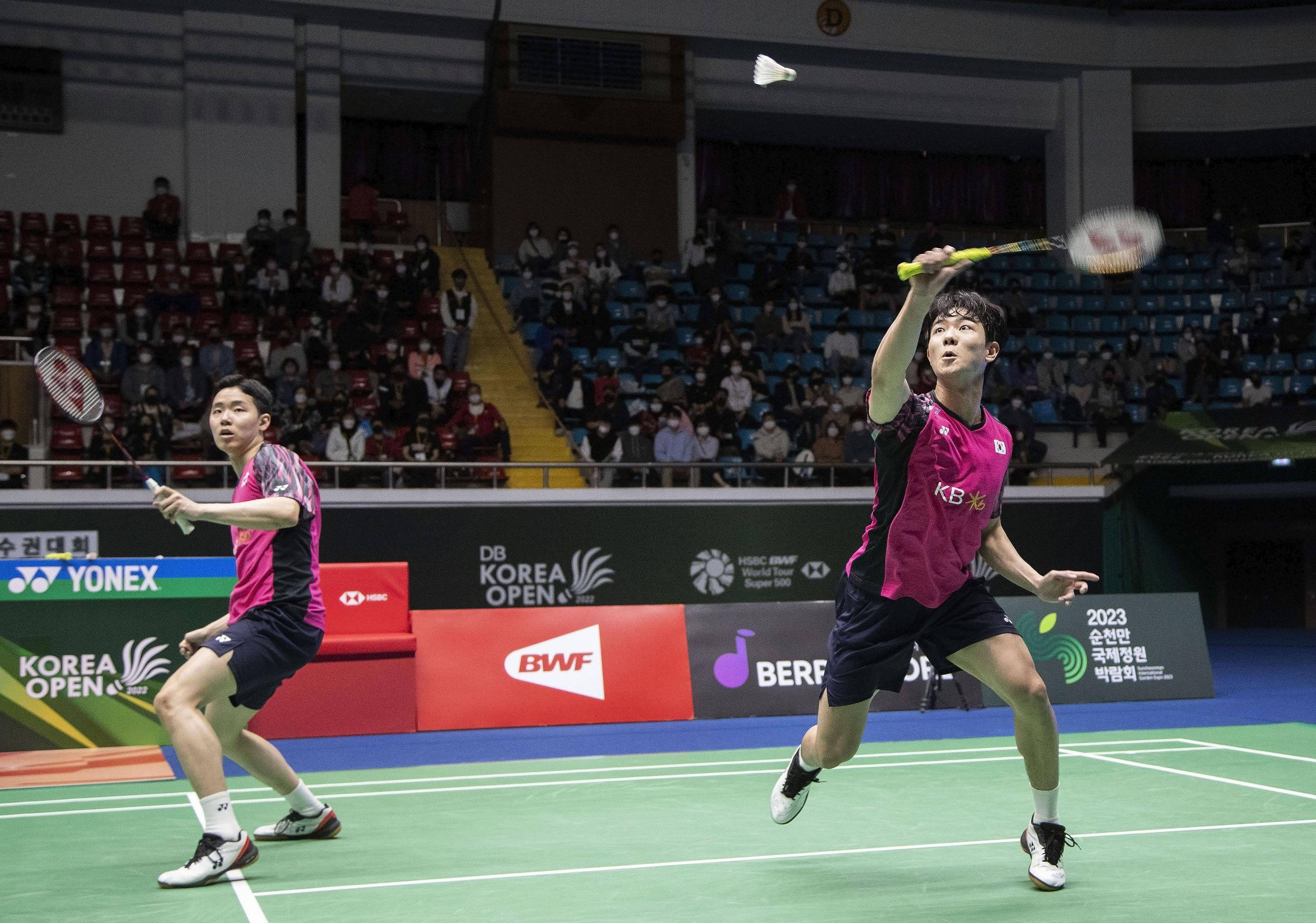 韩国选手击败对手,夺取击剑比赛冠军 韩国选手击败对手,夺取击剑比赛冠军