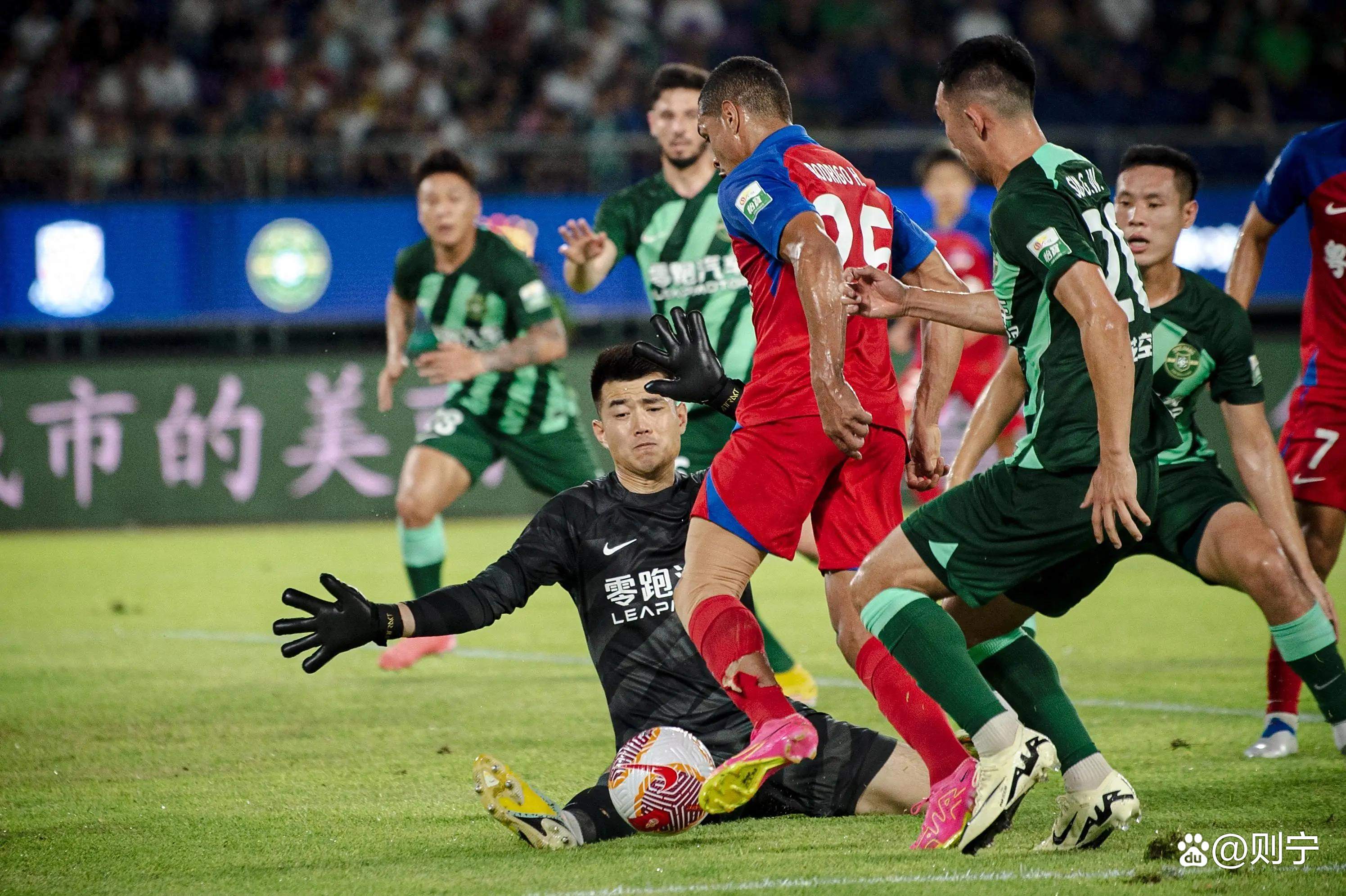 恒大核心球员复出,带领球队连胜领跑 恒大核心球员复出,带领球队连胜领跑