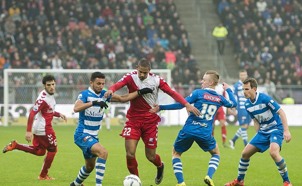 阿贾克斯主场击败瓦伦西亚，领先小组出线