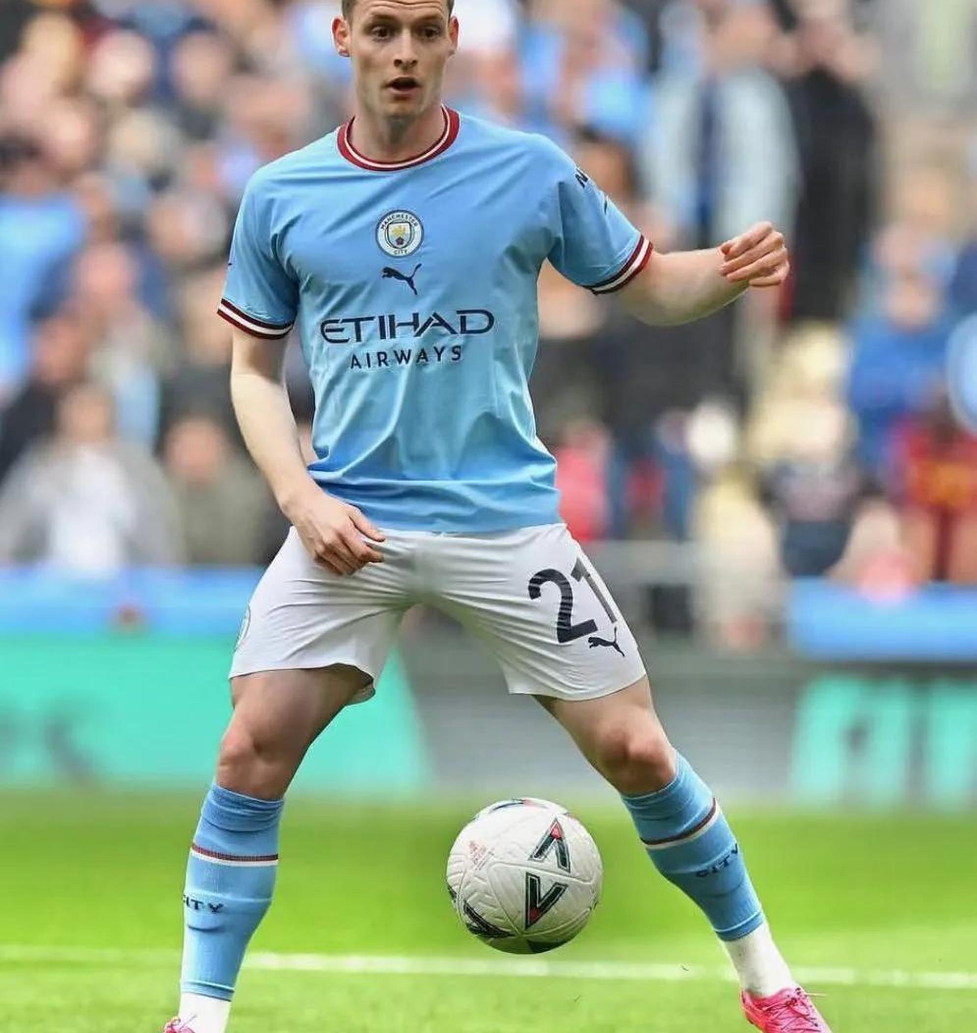 曼城中场球员发挥出色,成为球队核心 曼城中场球员发挥出色,成为球队核心