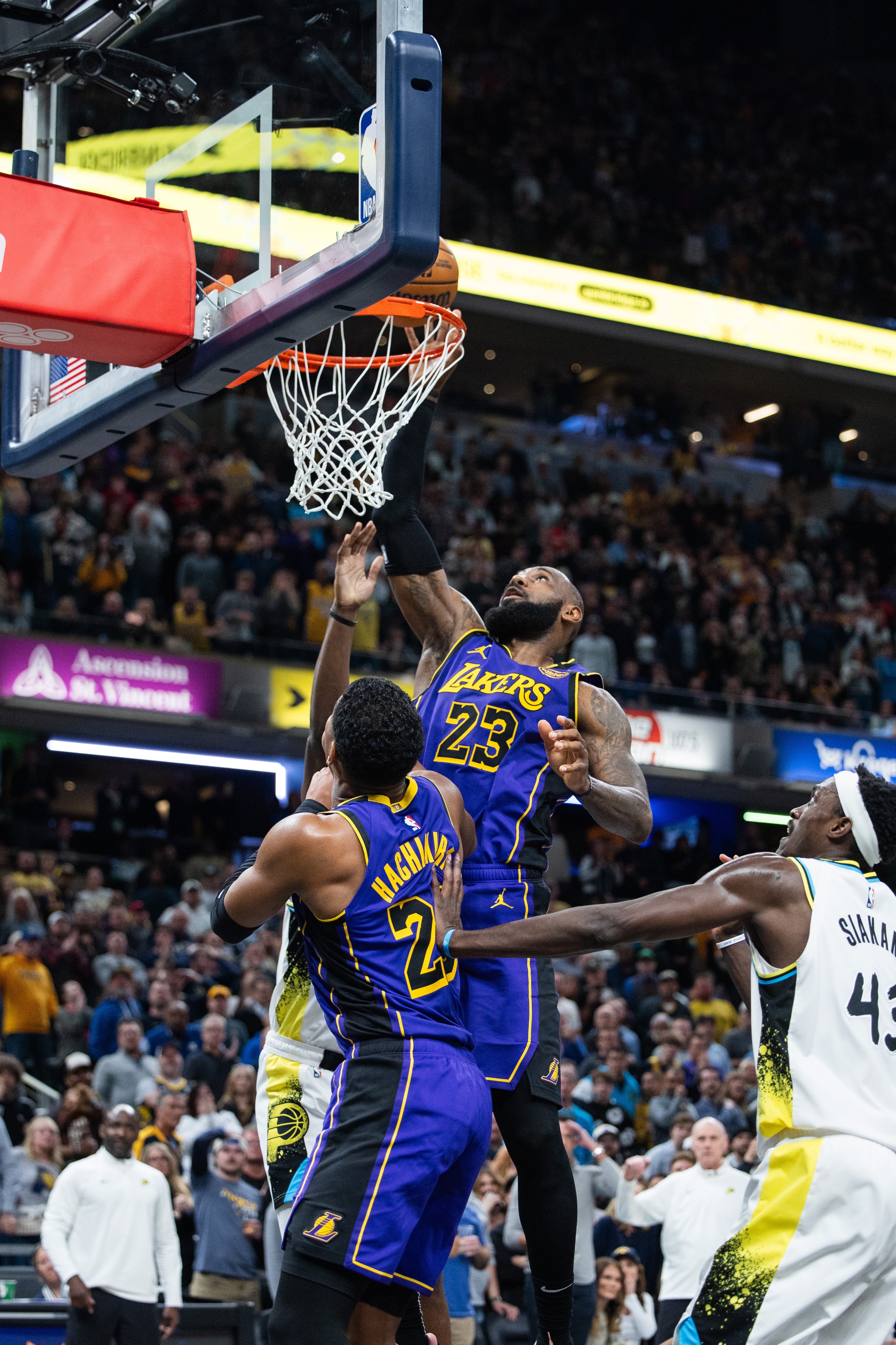 爱游戏登录-湖人惨遭雷霆绝杀，连败九场