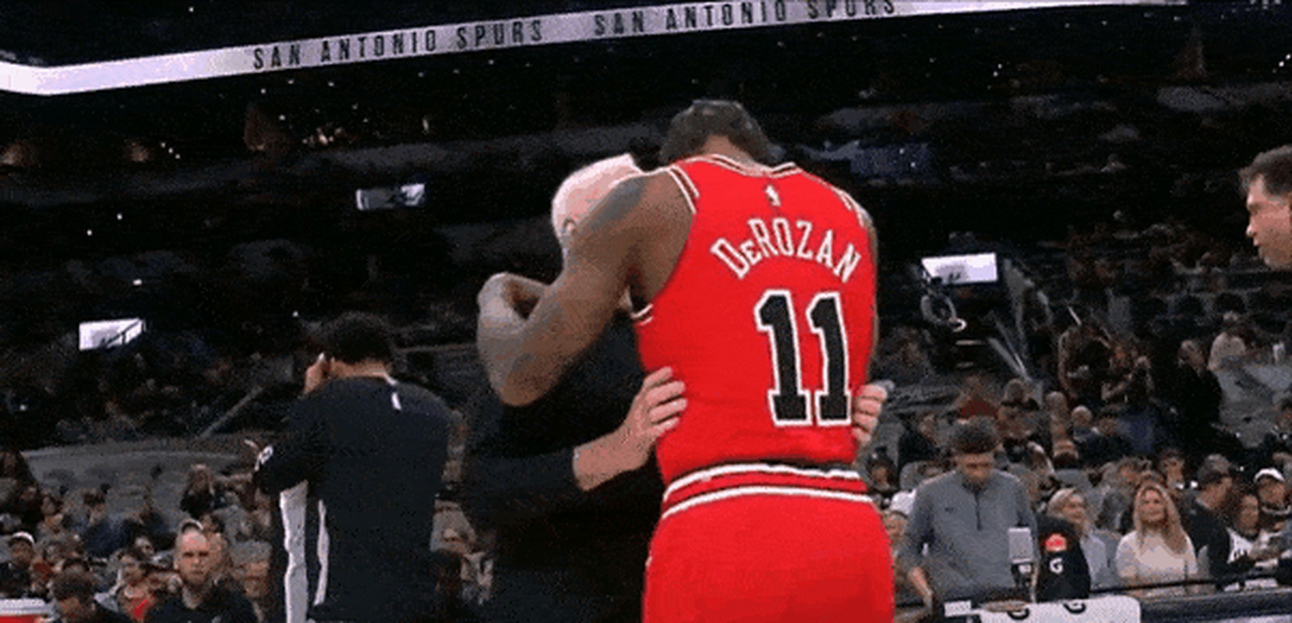 马刺横扫公牛终结连败 马刺横扫公牛终结连败