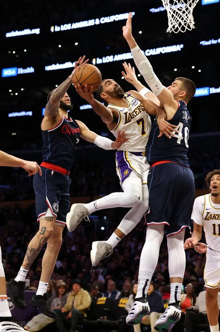 爱游戏app下载-快船球迷欢呼雀跃，主场战胜湖人