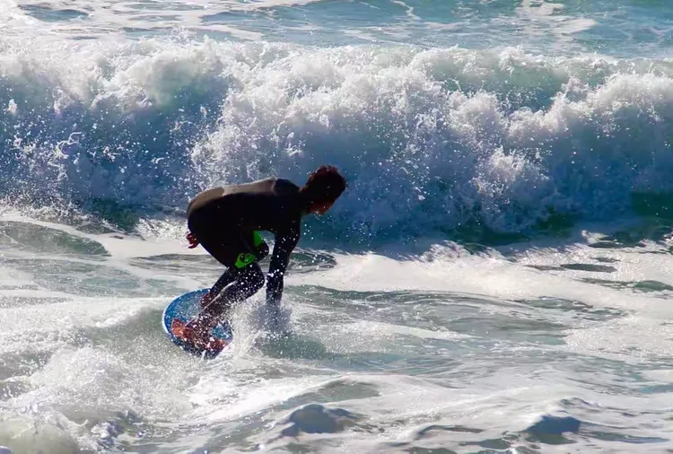 葡萄牙游泳选手浪尖上扬,登顶巅峰 葡萄牙游泳选手浪尖上扬,登顶巅峰