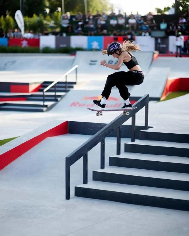 美国滑板选手飘逸出手，稳坐领先位置的简单介绍