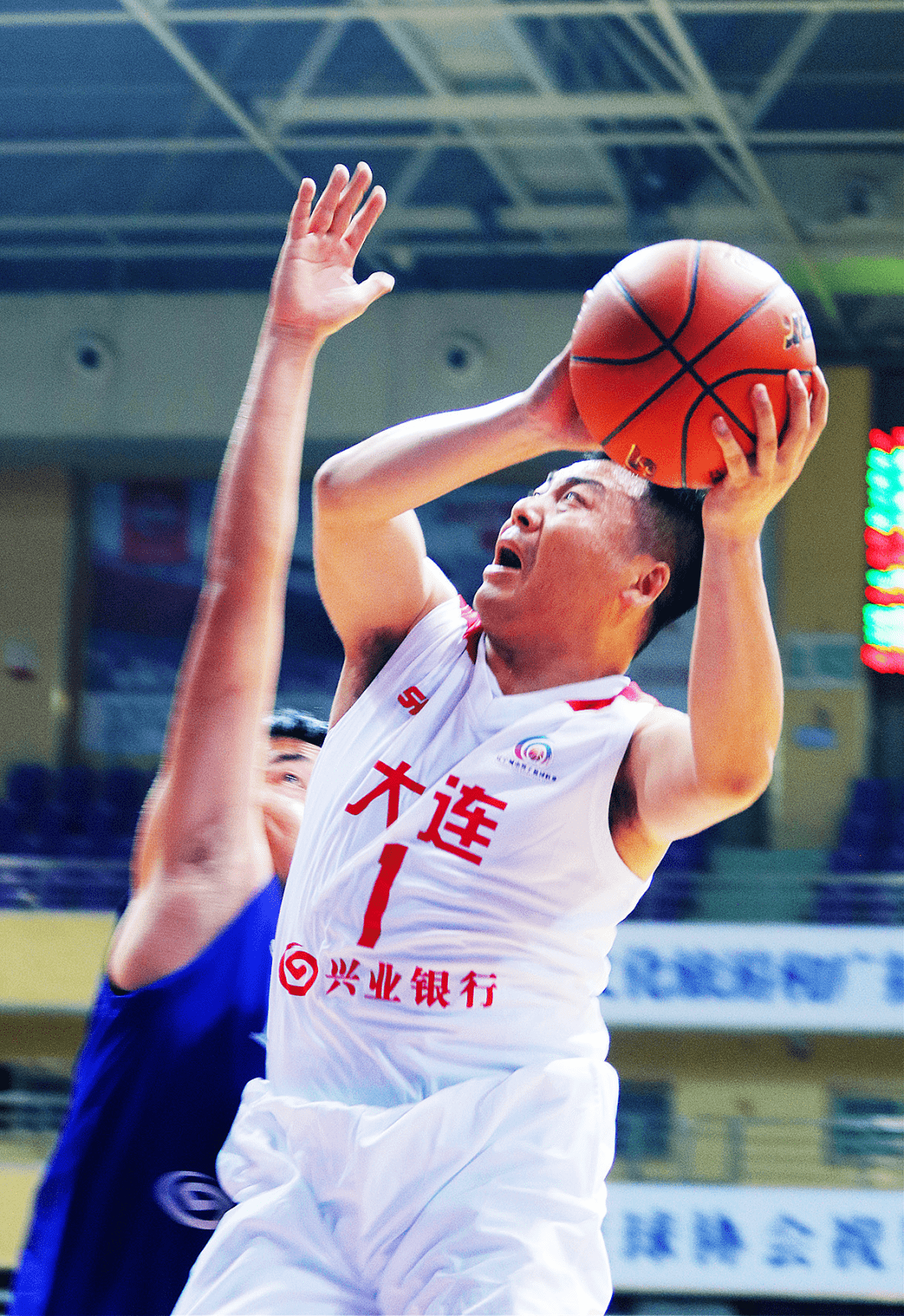 爱游戏中国官网-紧要关头！比分胶着场上气氛紧张的简单介绍