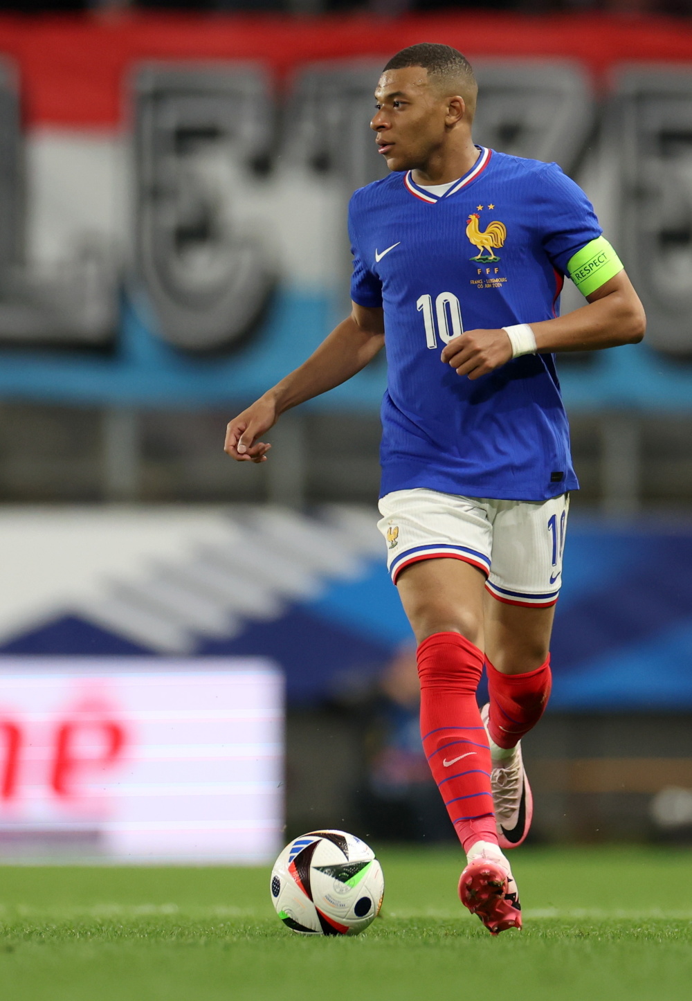 法国足球明星在场上展现出色表现