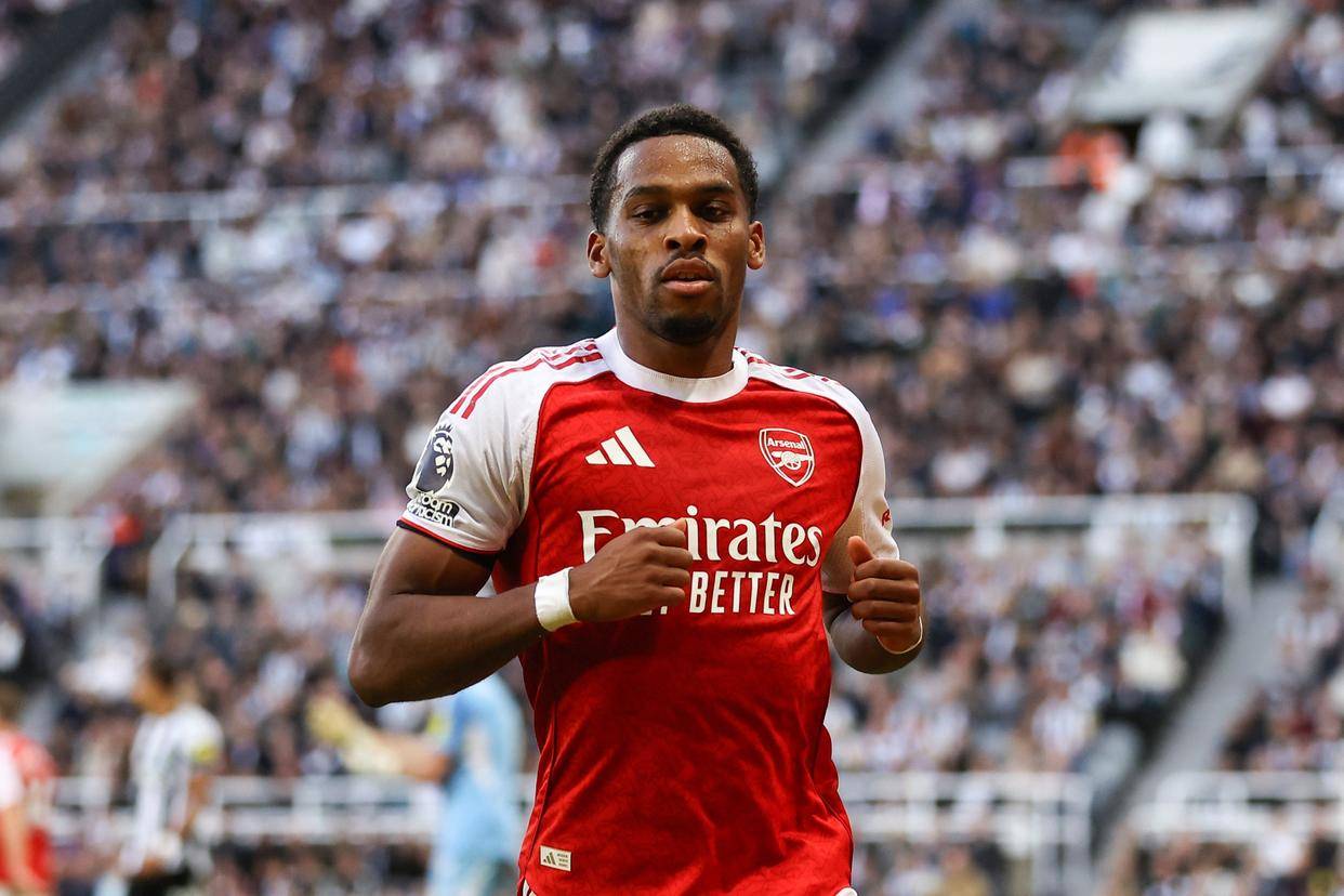 阿森纳队员拼尽全力，为球队赢得胜利